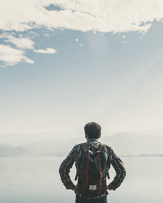 شابٌّ يتطلّع إلى أفقه ويكتشف قوّته